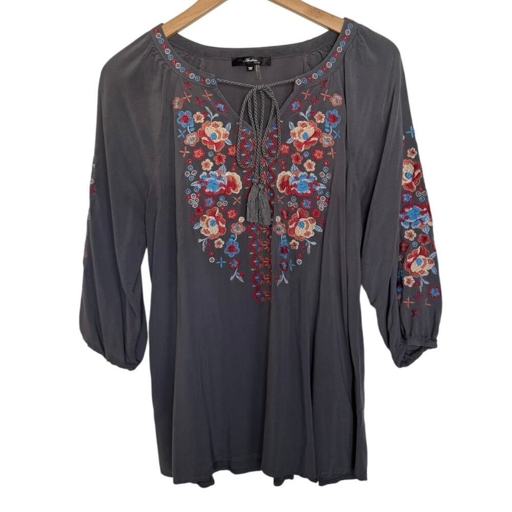 Andree Womens Gray Floral Embroidery Puff Sleeve Spilt V-Neck Blouse Size Medium